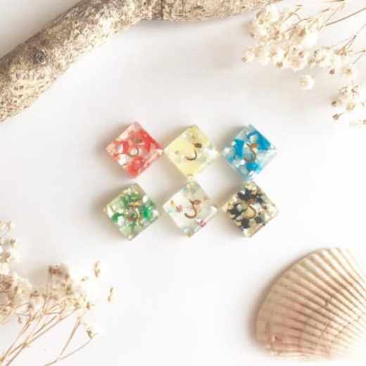 海洋マイクロプラスチックを使ったsobolonオリジナルピンバッジ